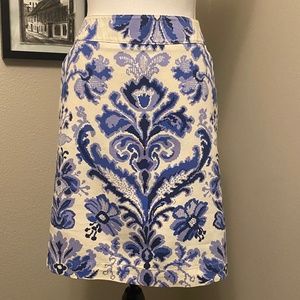 Merona Women's Blue and White Floral Skirt with Pockets Size 8 Pre-Loved